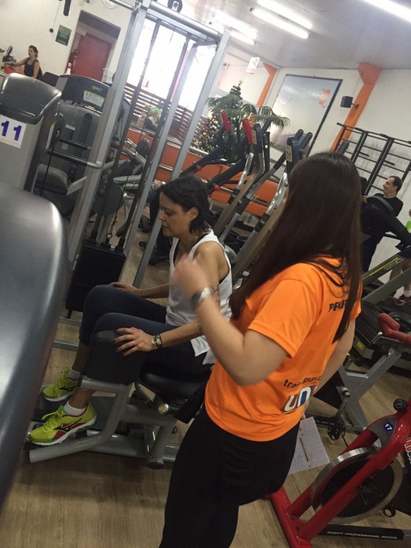 Academia com Acompanhamento por Personal Trainer