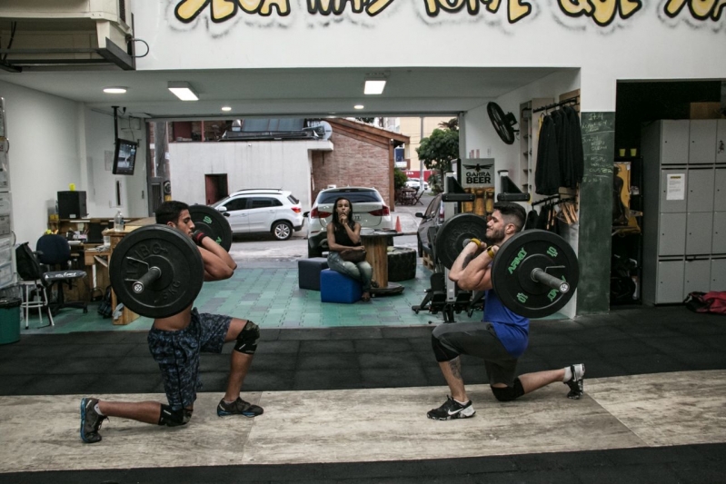 Academia com Aula de Crossfit