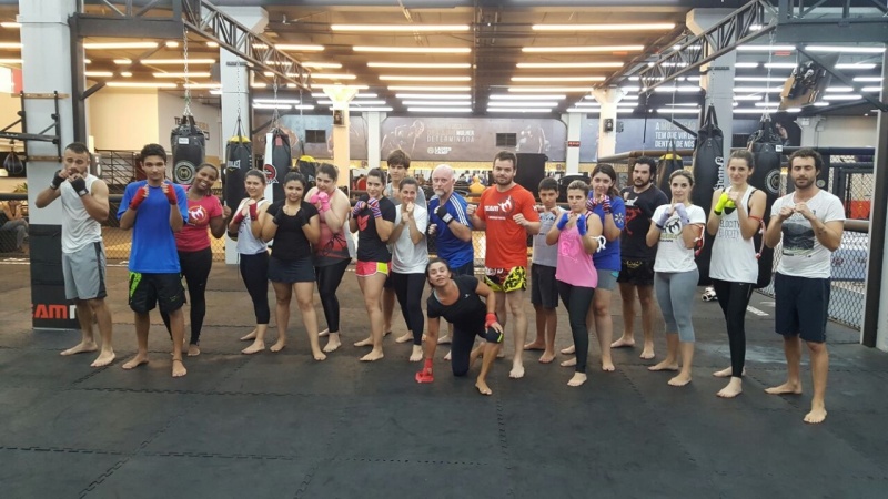 Academia com Aula de Dança