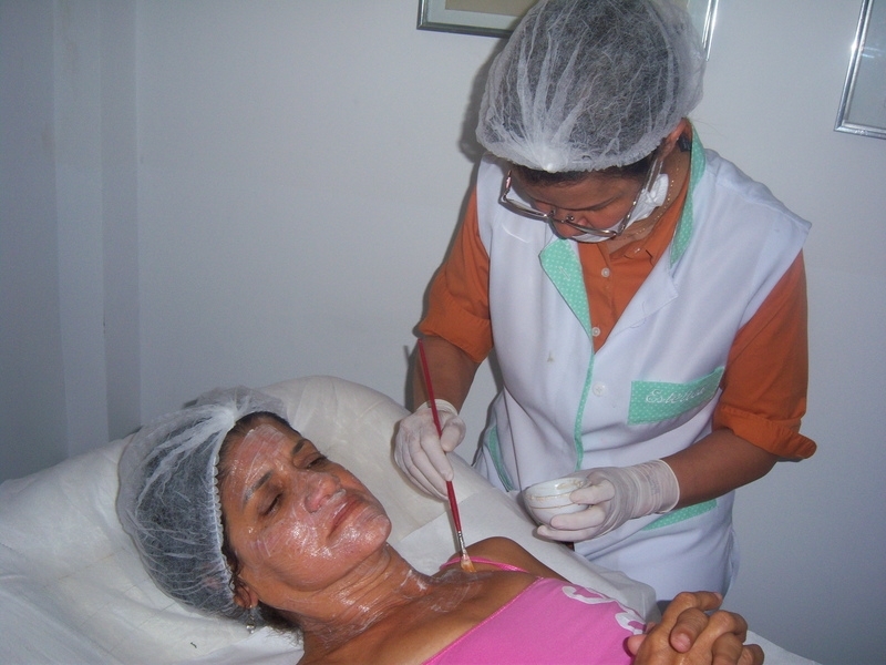 Aplicar Peeling para Clarear Rosto