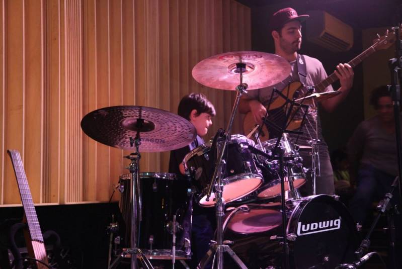 Aula de Bateria para Iniciantes Criança