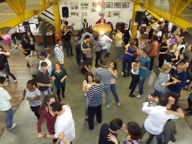 Aula de Dança de Salão Sertanejo Universitário