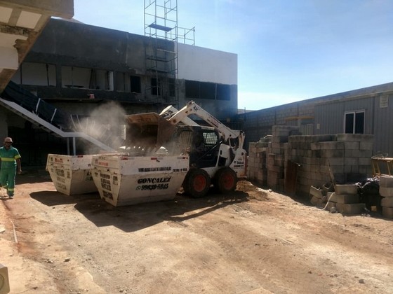 Caçamba Estacionária de Entulho com Caminhão