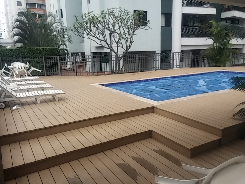 Deck de Madeira para Cobertura de Piscina