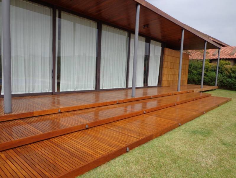 Deck de Madeira para Piscina