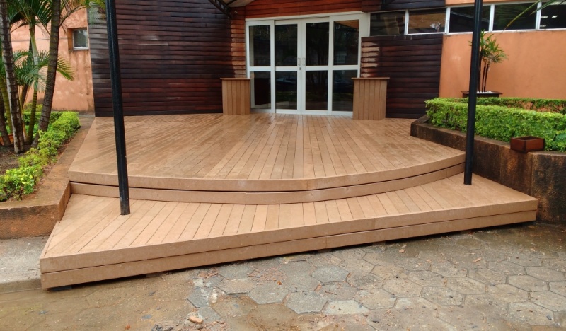 Deck de Plástico para Jardim