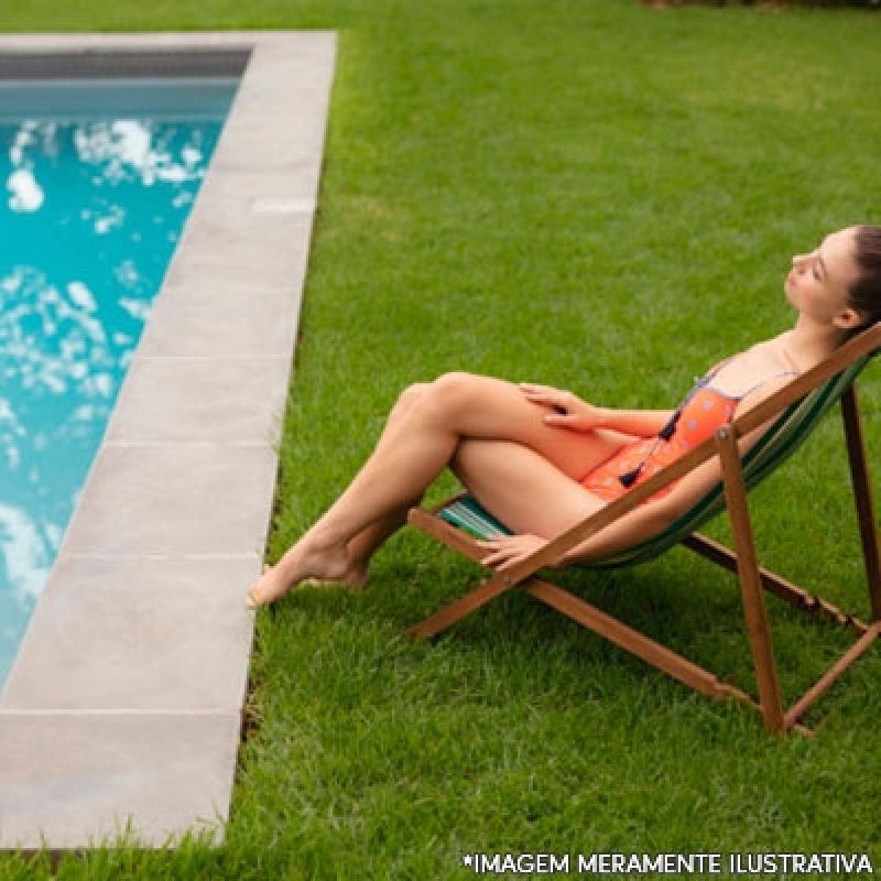 Grama Sintetica na Beira da Piscina