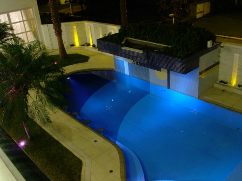 Iluminação Piscina Borda Infinita