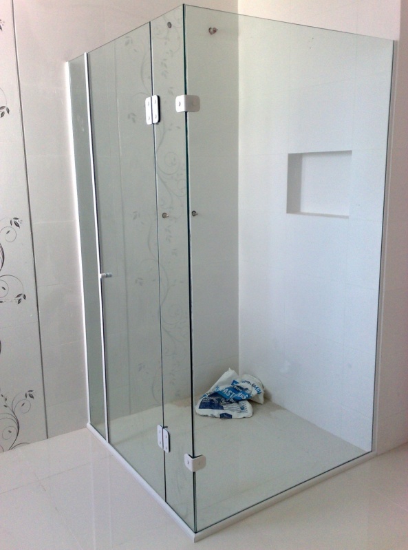 Instalação de Box em Banheiro com Banheiras