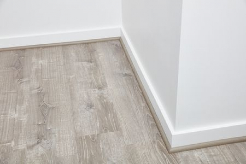 Instalação de Rodapé de Madeira de Piso Laminado