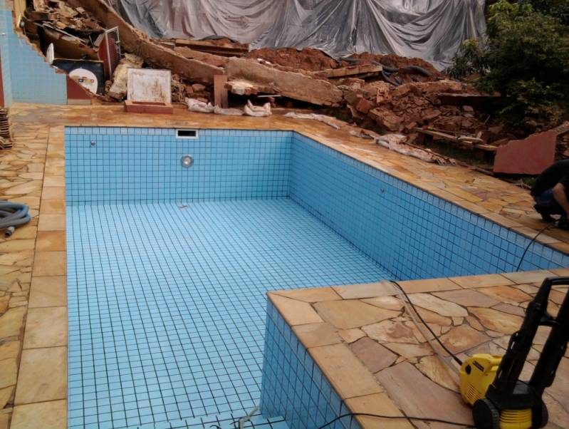 Limpeza de Piscina de água Esverdeada