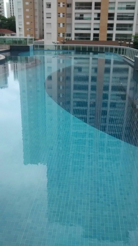 Limpeza de Piscina de Hotel