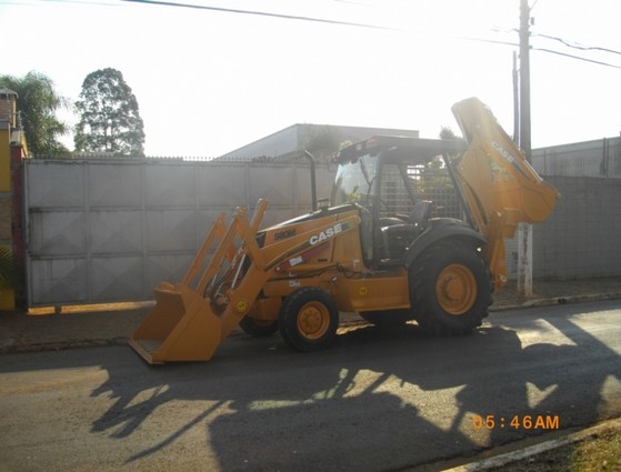 Locação de Máquina Retroescavadeira