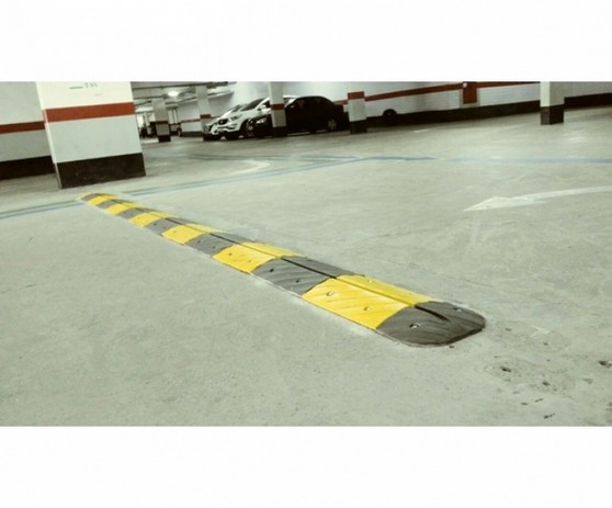 Lombada de Condomínio de Estacionamento