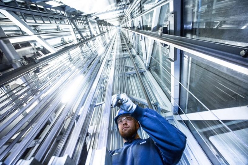 Manutenção Corretiva de Elevador em Prédio Comercial