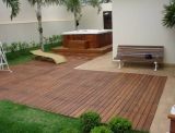 Piscina com Deck de Madeira