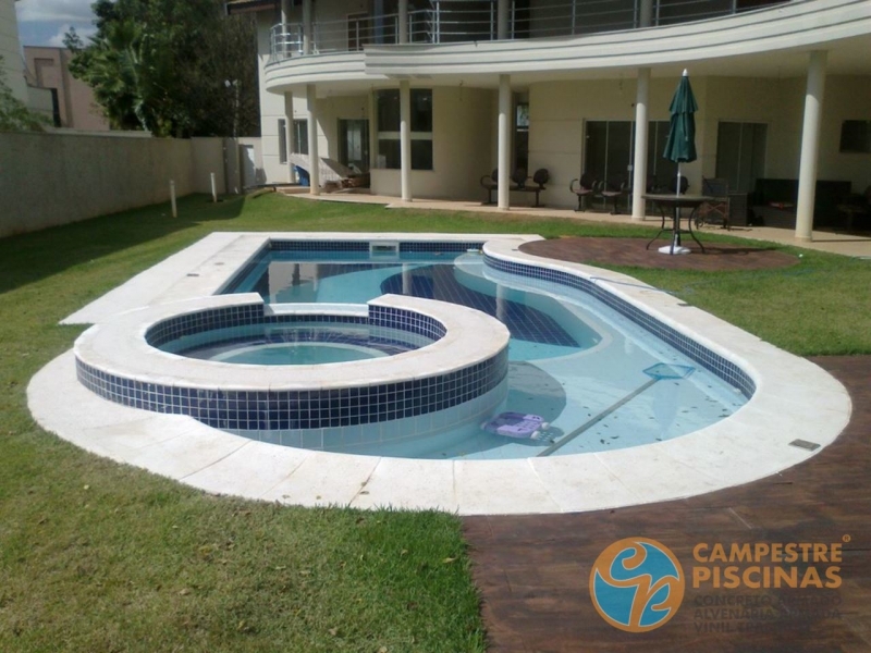 Piscina de Concreto com Prainha