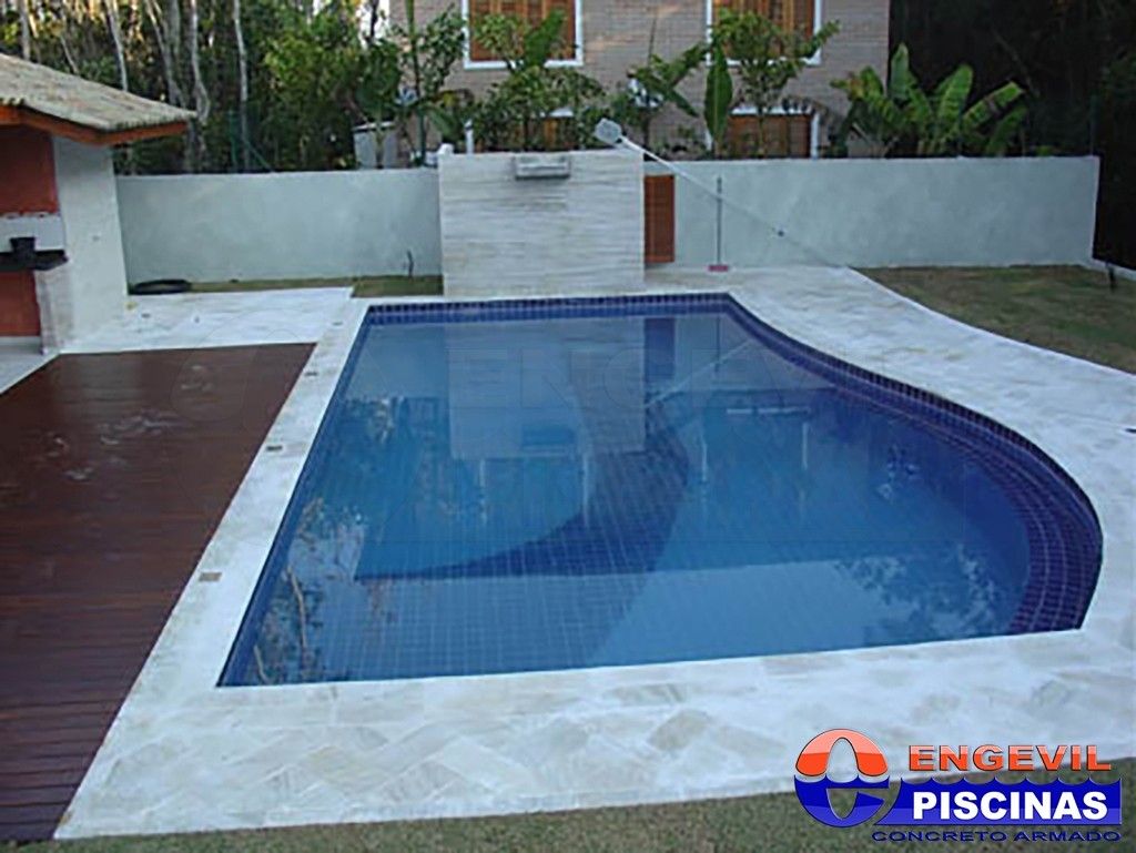 Piscina de Fibra com Deck de Madeira