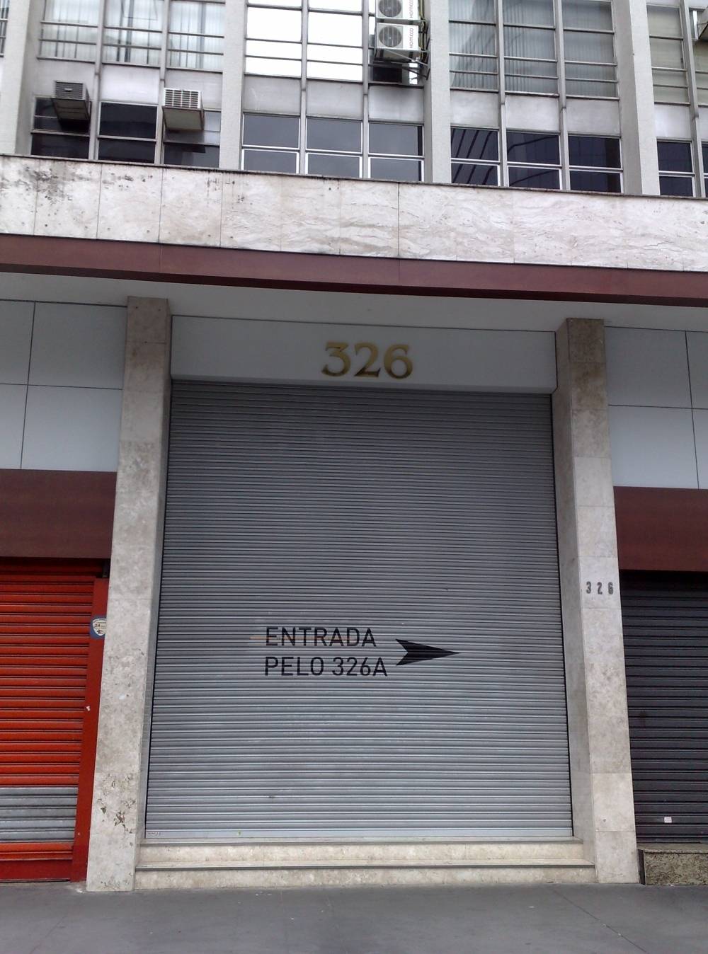 Porta de Aço Enrolar na Praça da árvore