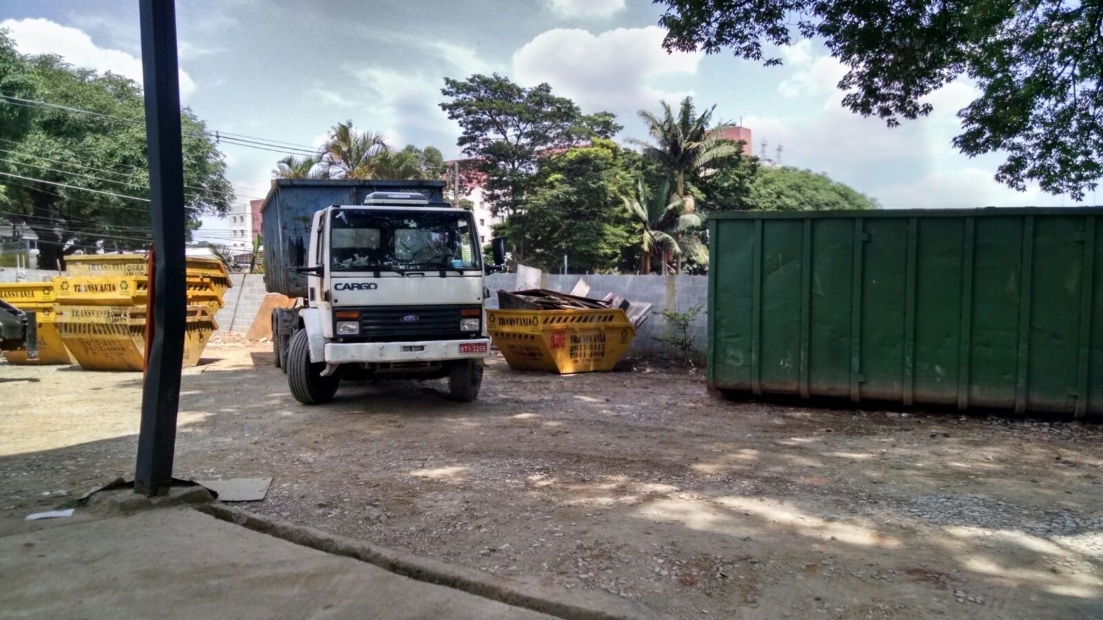 Serviço de Remoção de Lixo com Caçamba