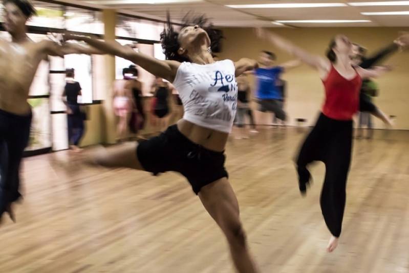 Academia com Aula de Ballet Infantil