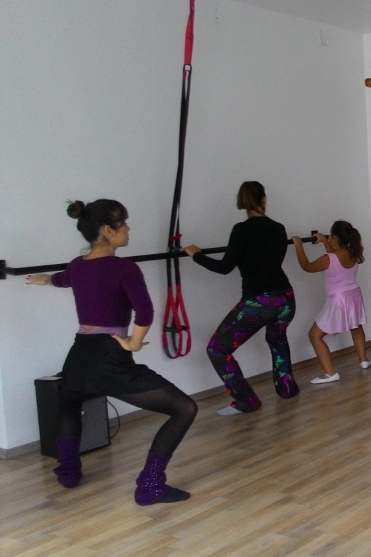 Academia com Aula de Ballet Infantil