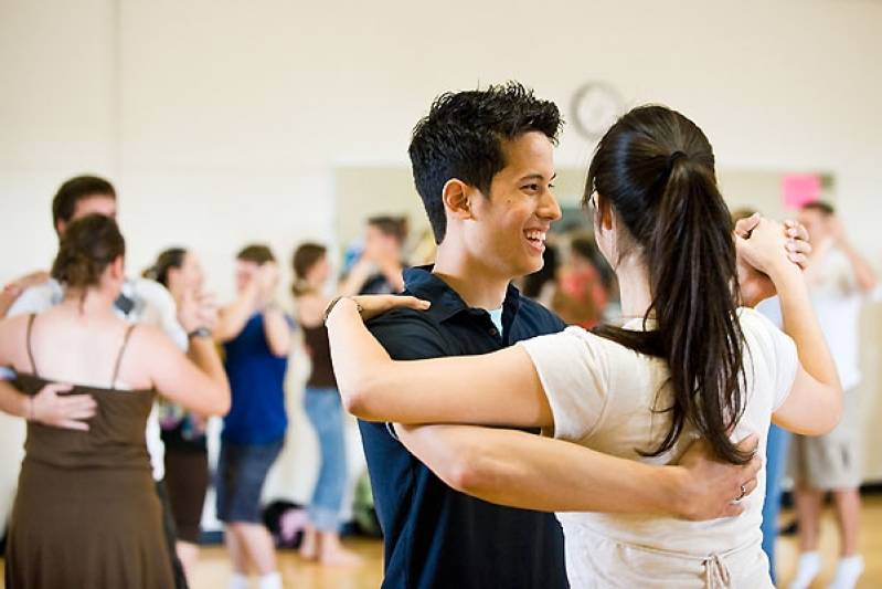 Academia com Aula de Dança