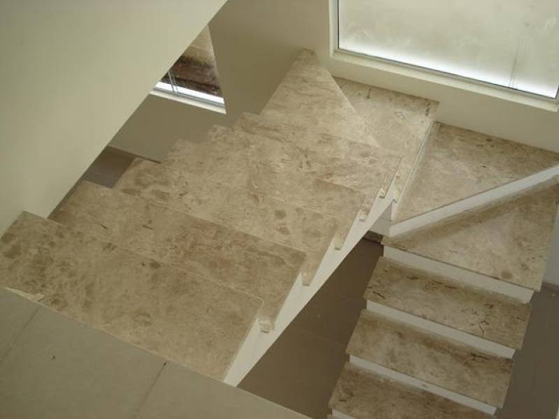 Escada de Granito com Porcelanato