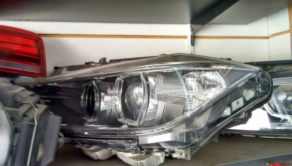 Farol Mercedes C180